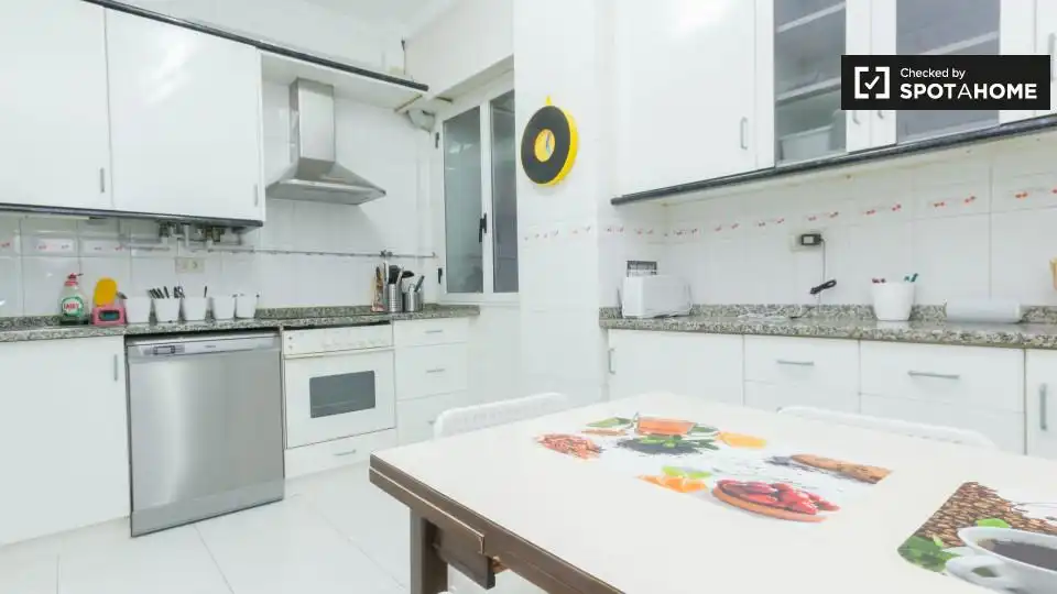 Küche von Wohnung zur untervermieten in Bilbao  mit Klimaanlage, Heizung und Möbliert