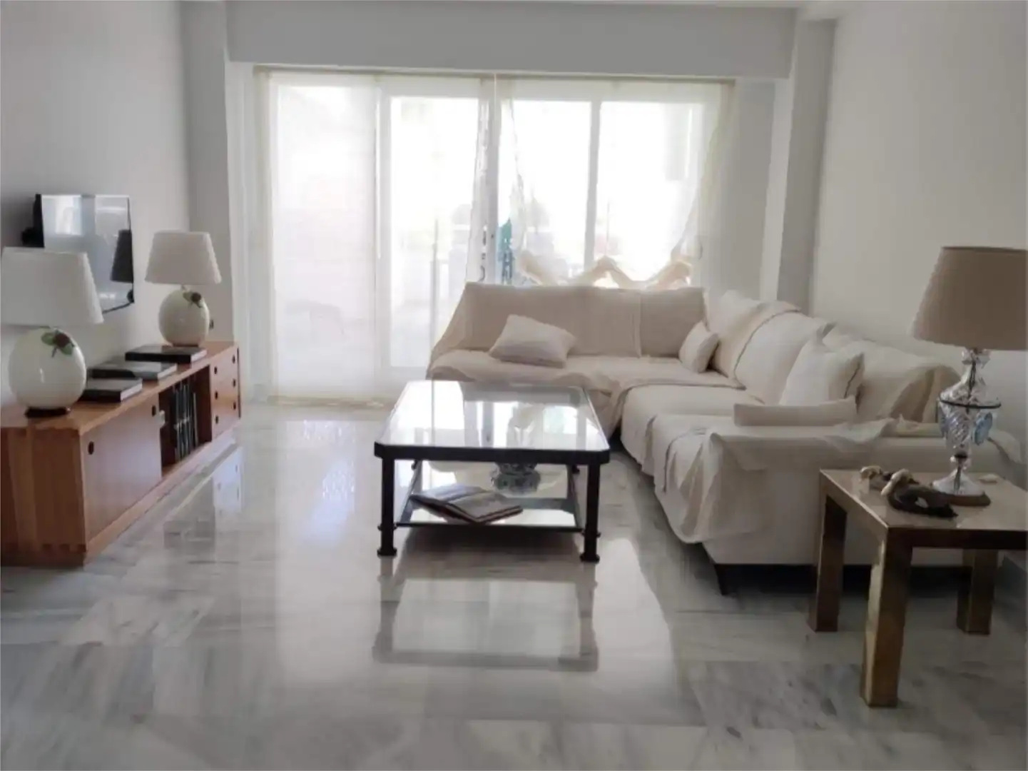 Sala d'estar de Pis en venda en Marbella amb Piscina i Balcó