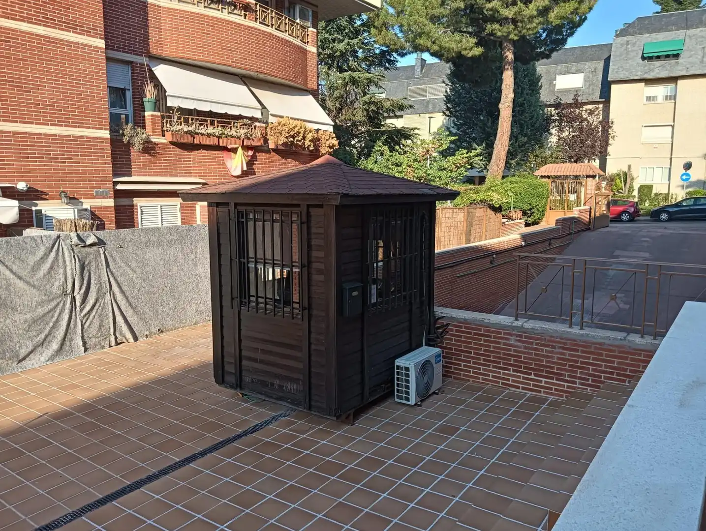 Vista exterior de Piso en venta en Las Rozas de Madrid con Calefacción, Jardín privado y Piscina comunitaria