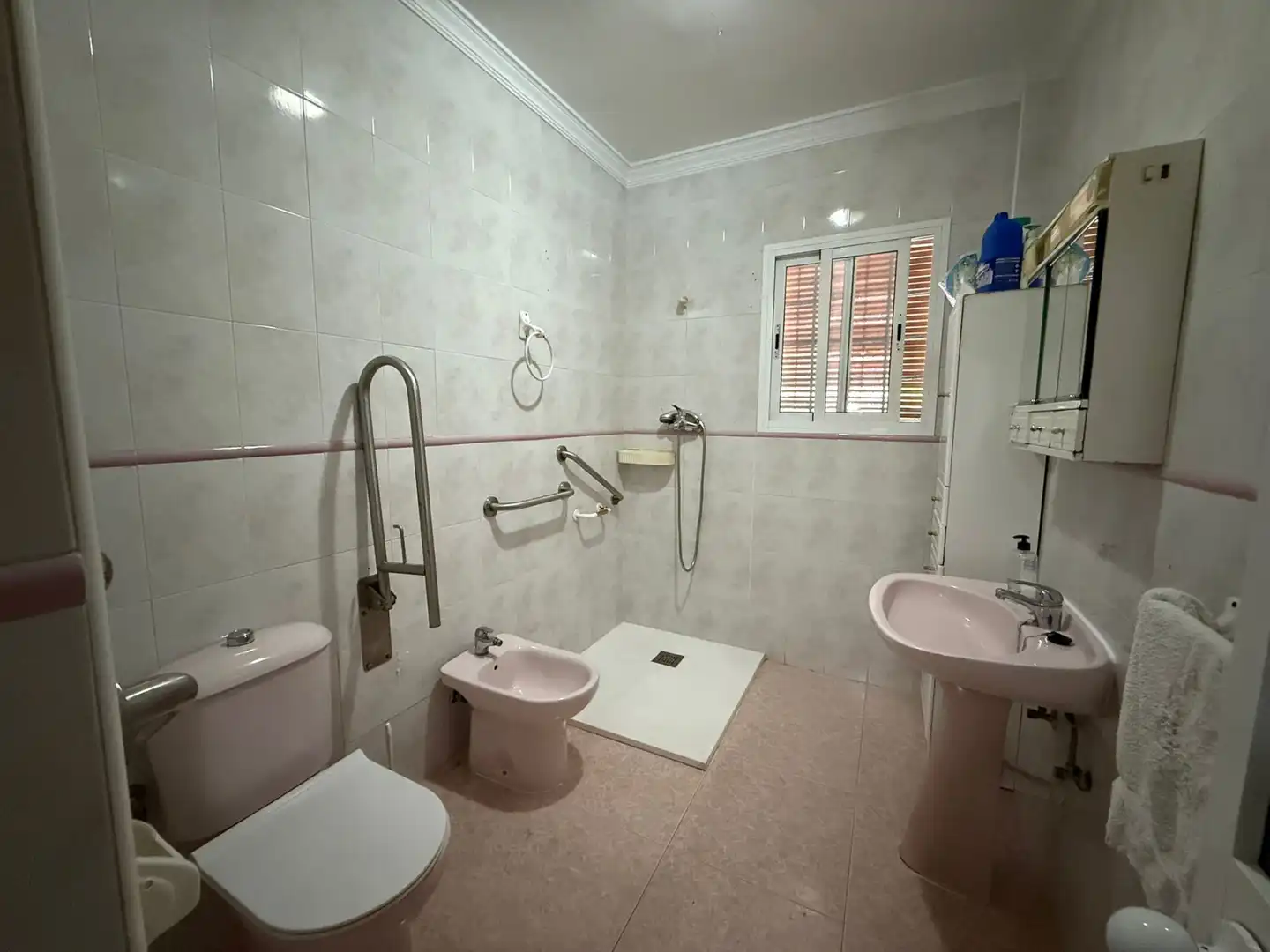 Baño de Casa adosada en venta en Dos Hermanas con Aire acondicionado