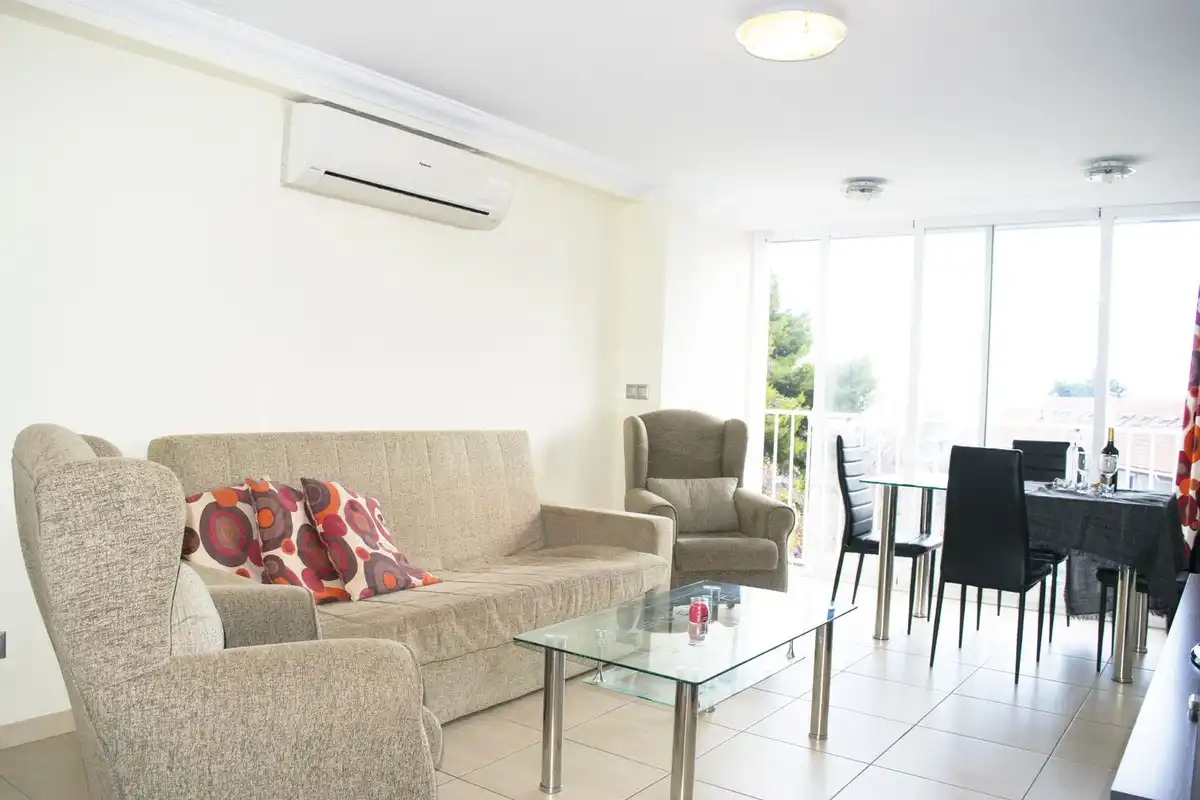 Sala de estar de Apartamento de alquiler en Benalmádena con Aire acondicionado y Piscina comunitaria