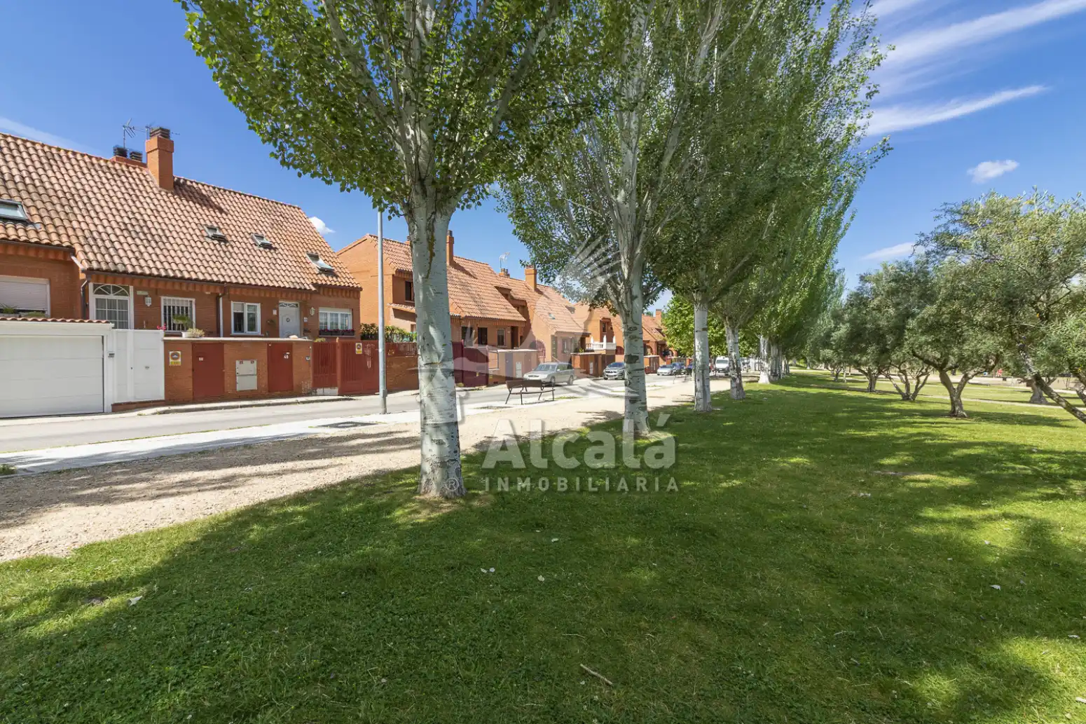 Vista exterior de Casa adosada en venda en Mejorada del Campo amb Aire condicionat, Calefacció i Traster