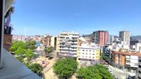 Vista exterior de Àtic en venda en L'Hospitalet de Llobregat amb Calefacció