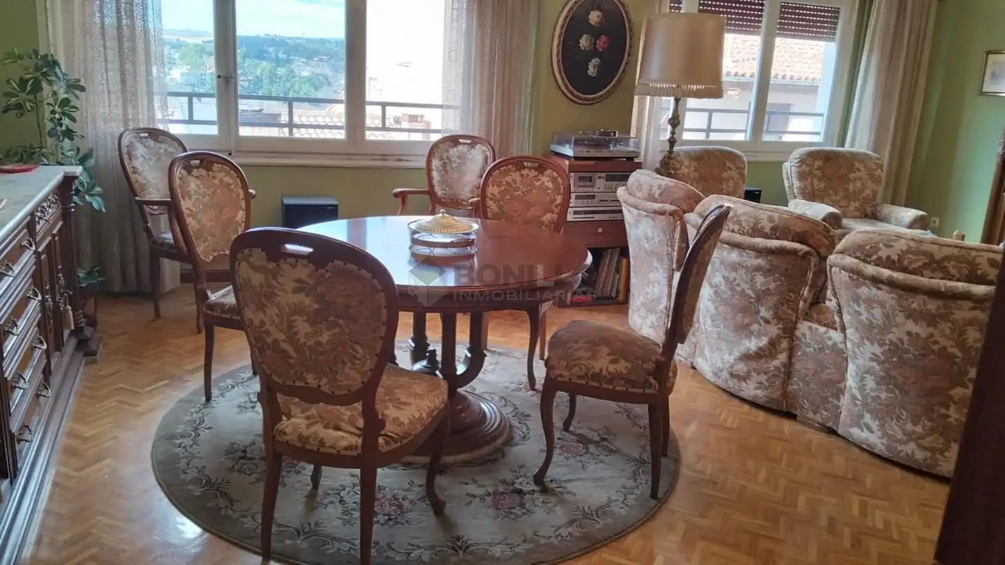 Comedor de Piso en venta en Teruel con Calefacción, Parquet y Amueblado
