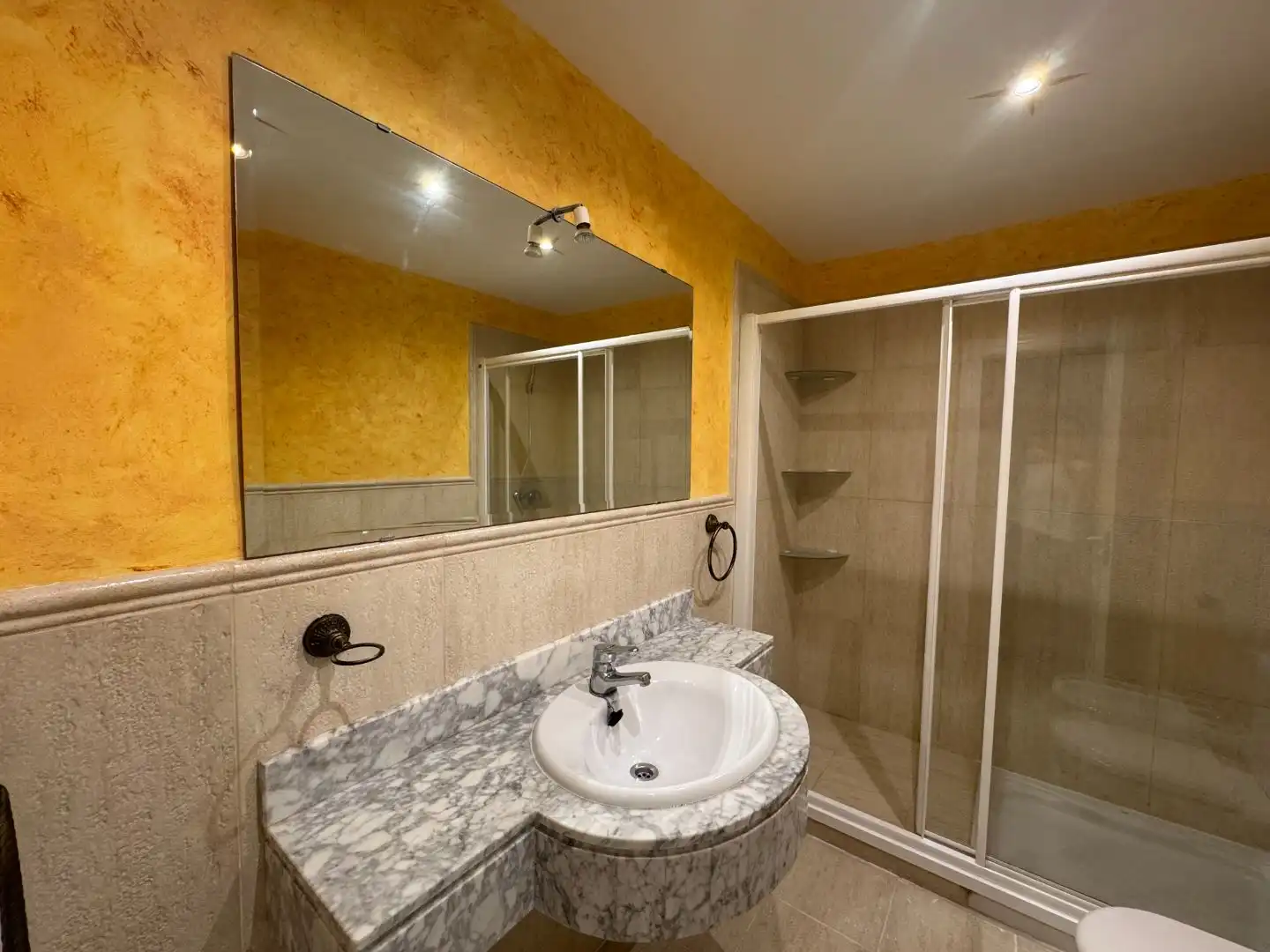 Badezimmer von Wohnung zum Verkauf in Roquetas de Mar mit Klimaanlage, Terrasse und Schwimmbad