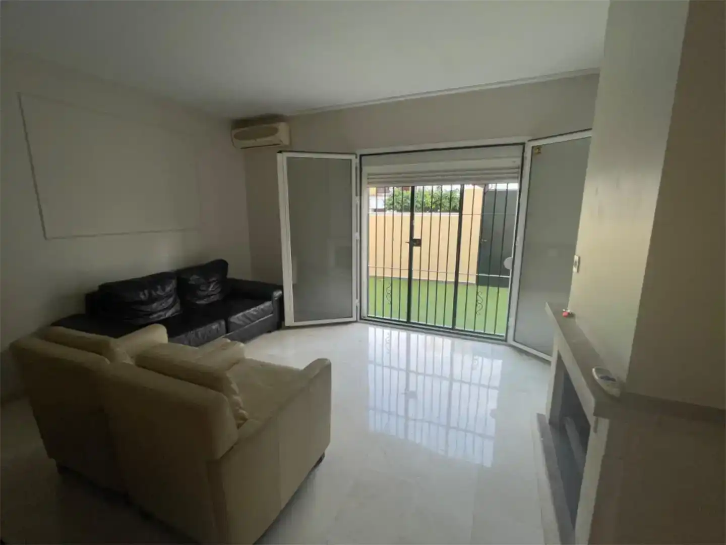Sala d'estar de Casa adosada en venda en Estepona amb Aire condicionat, Piscina i Balcó