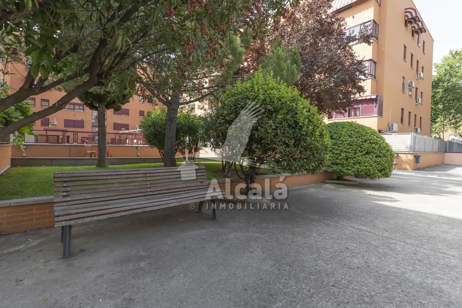 Vista exterior de Pis en venda en Alcalá de Henares amb Calefacció, Traster i Piscina