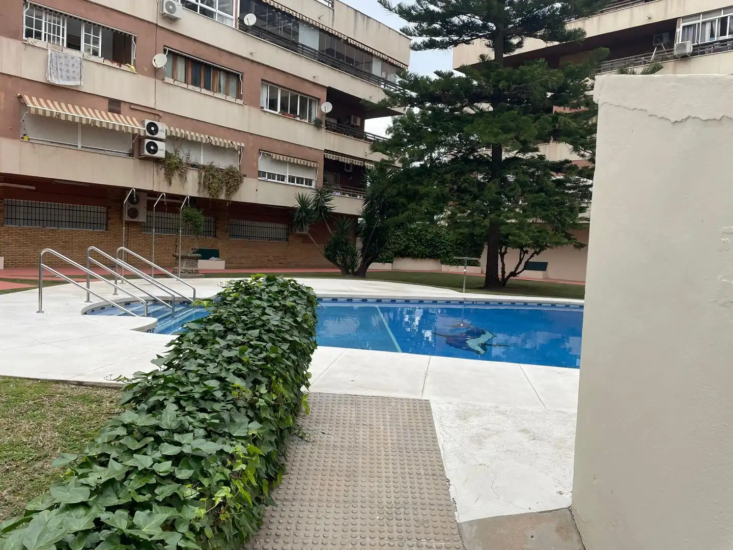 Piscina de Piso en venta en Málaga con Jardín privado y Piscina comunitaria