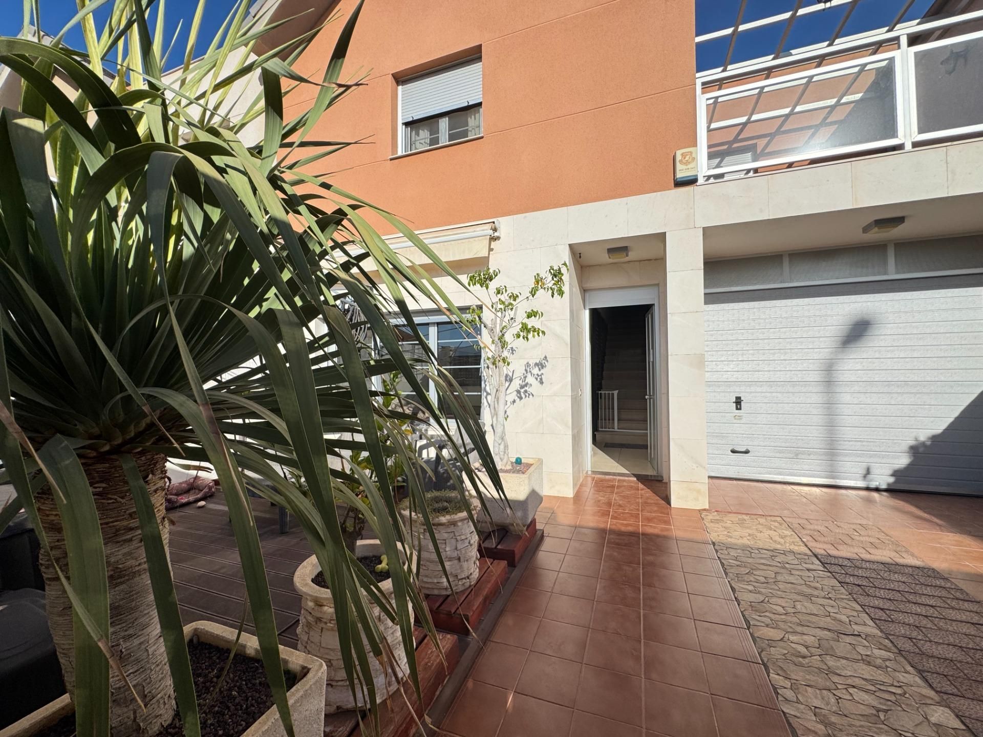 Vista exterior de Casa o xalet en venda en Santa Lucía de Tirajana amb Aire condicionat, Terrassa i Traster