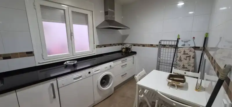 Cocina de Apartamento de alquiler en Plasencia con Aire acondicionado, Jardín privado y Balcón