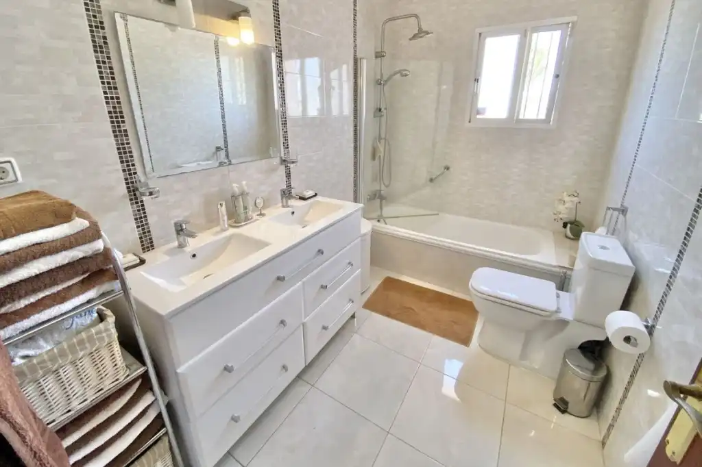 Baño de Finca rústica en venta en Mijas con Jardín privado, Terraza y Piscina