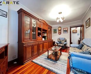 Sala d'estar de Pis en venda en Santurtzi  amb Terrassa i Balcó