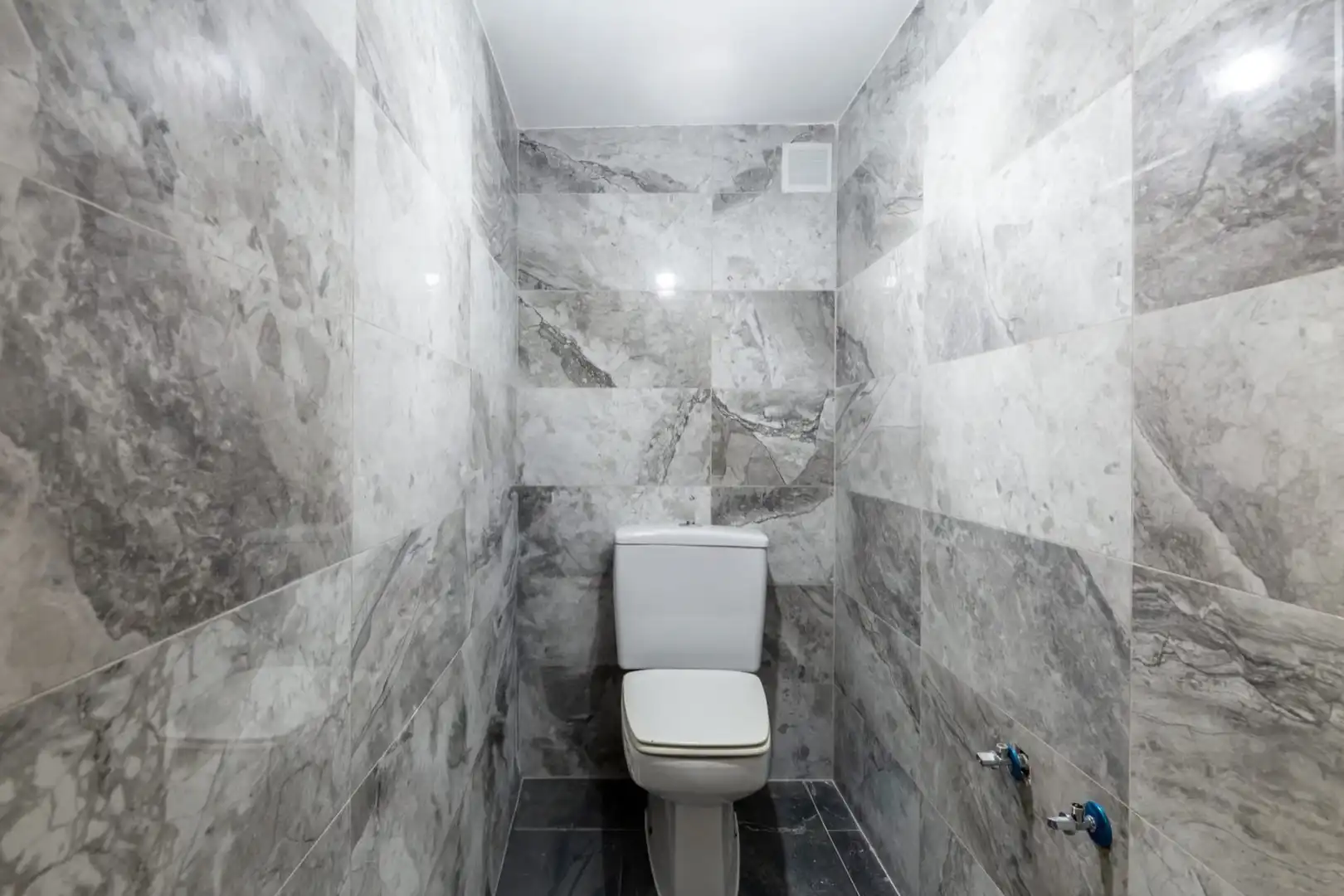 Baño de Casa adosada en venta en Madrid con Aire acondicionado, Calefacción y Jardín privado