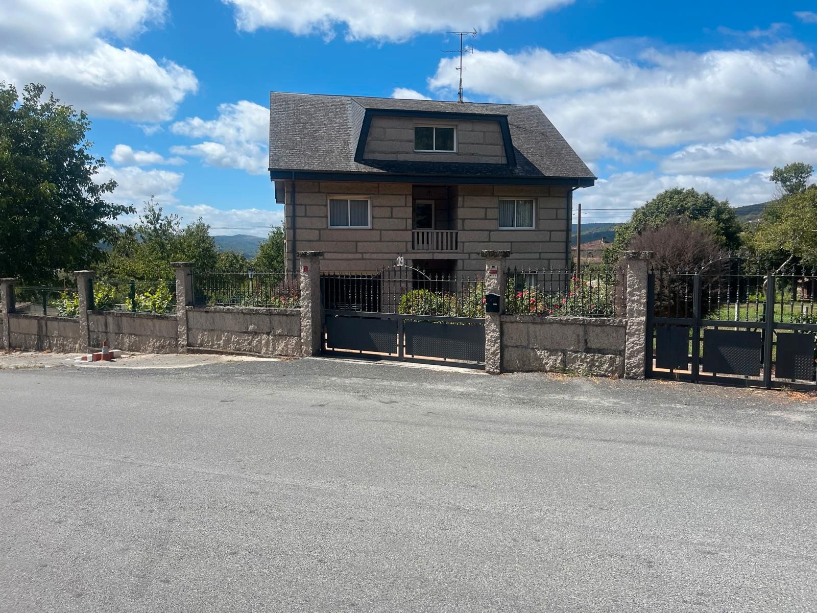 Vista exterior de Casa o xalet en venda en Bande amb Calefacció, Jardí privat i Terrassa