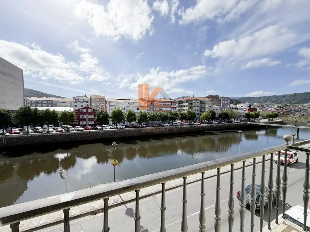 Vista exterior de Pis en venda en Noia, A Coruña