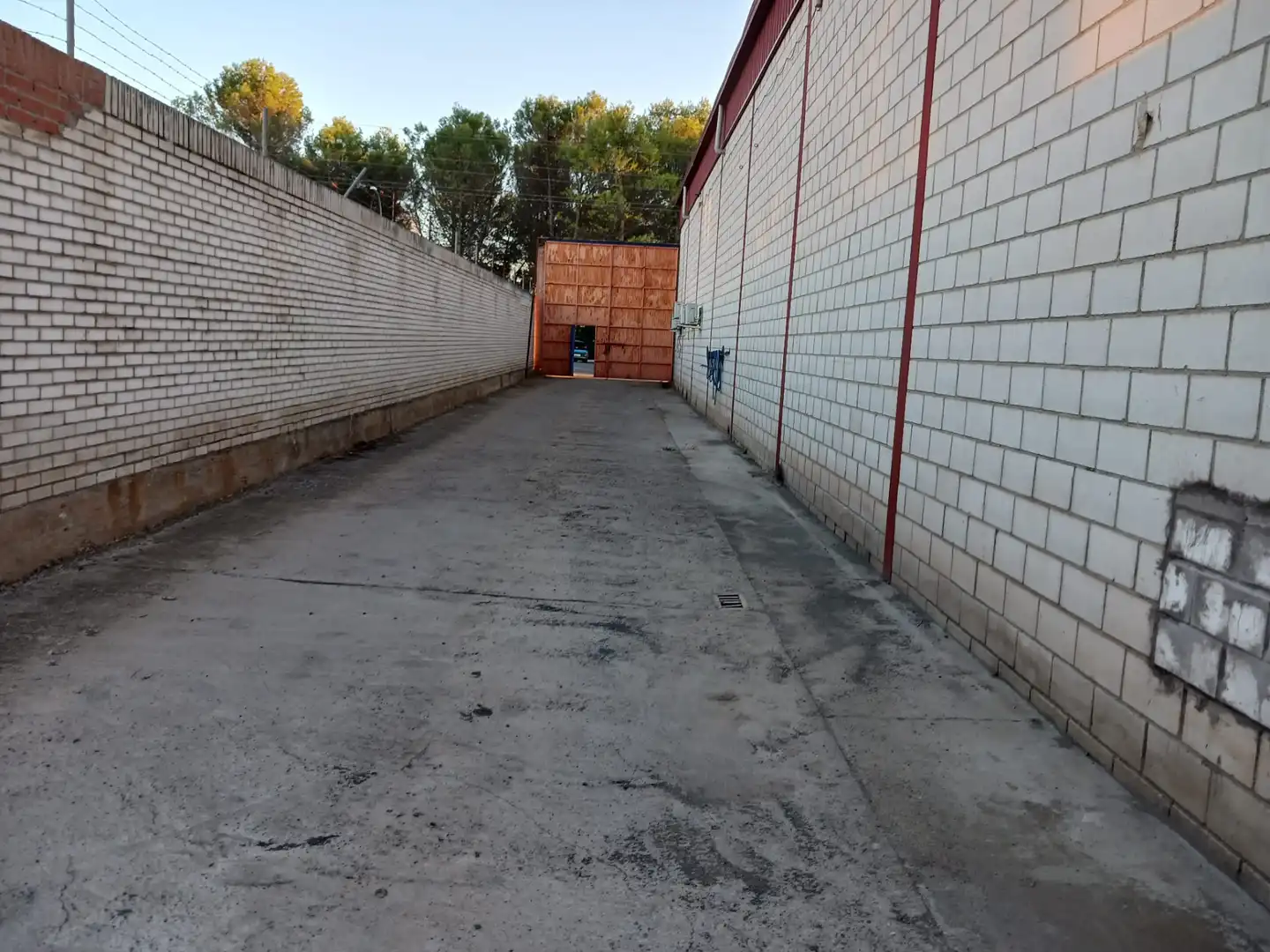 Parkplatz von Fabrikhallen zur Miete in Larache