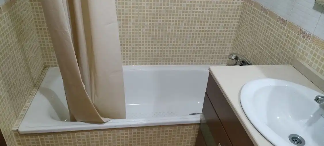 Bany de Pis en venda en Gijón  amb Calefacció