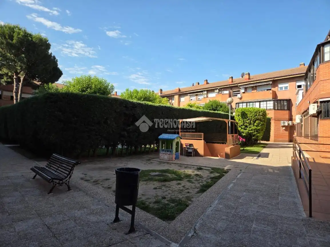 Jardín de Piso en venta en Velilla de San Antonio con Aire acondicionado, Calefacción y Amueblado
