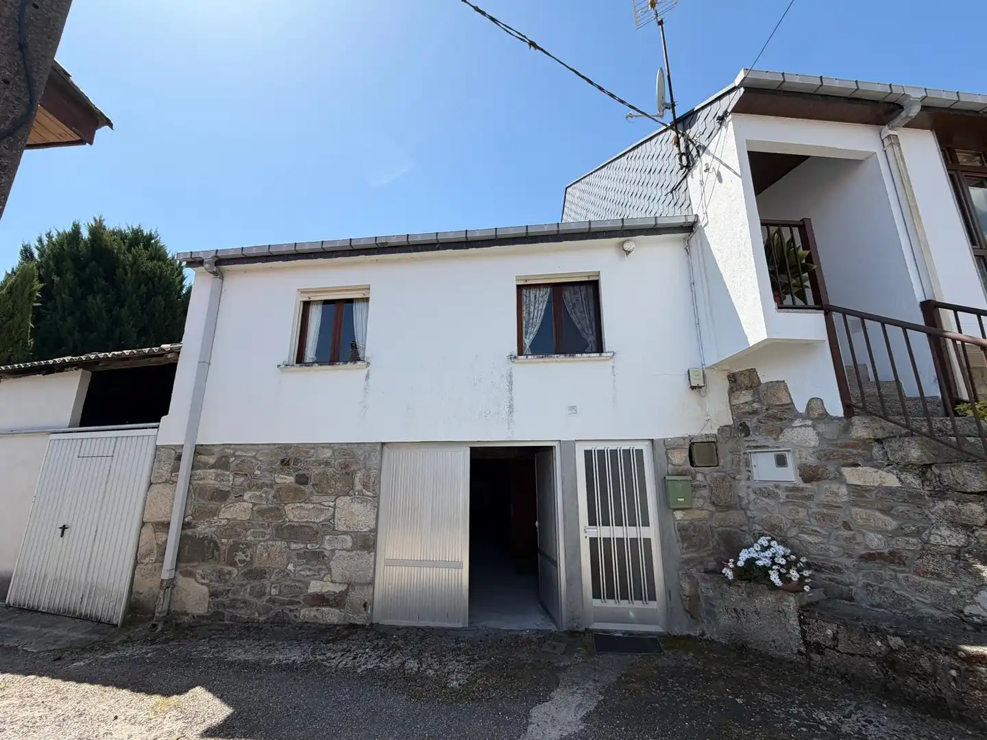 Exterior view of Detached homes for sale in San Xoán de Río  with Heating, Parquet flooring and Furnished