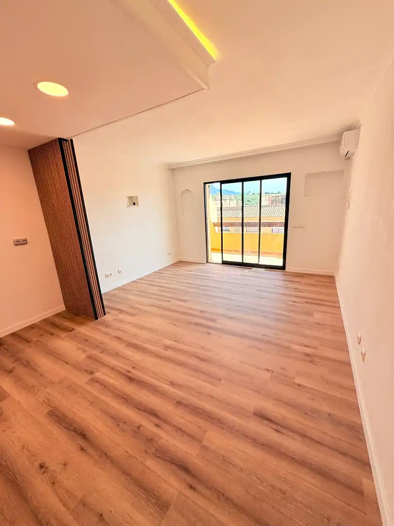 Sala de estar de Piso en venta en Estepona con Aire acondicionado, Terraza y Piscina comunitaria