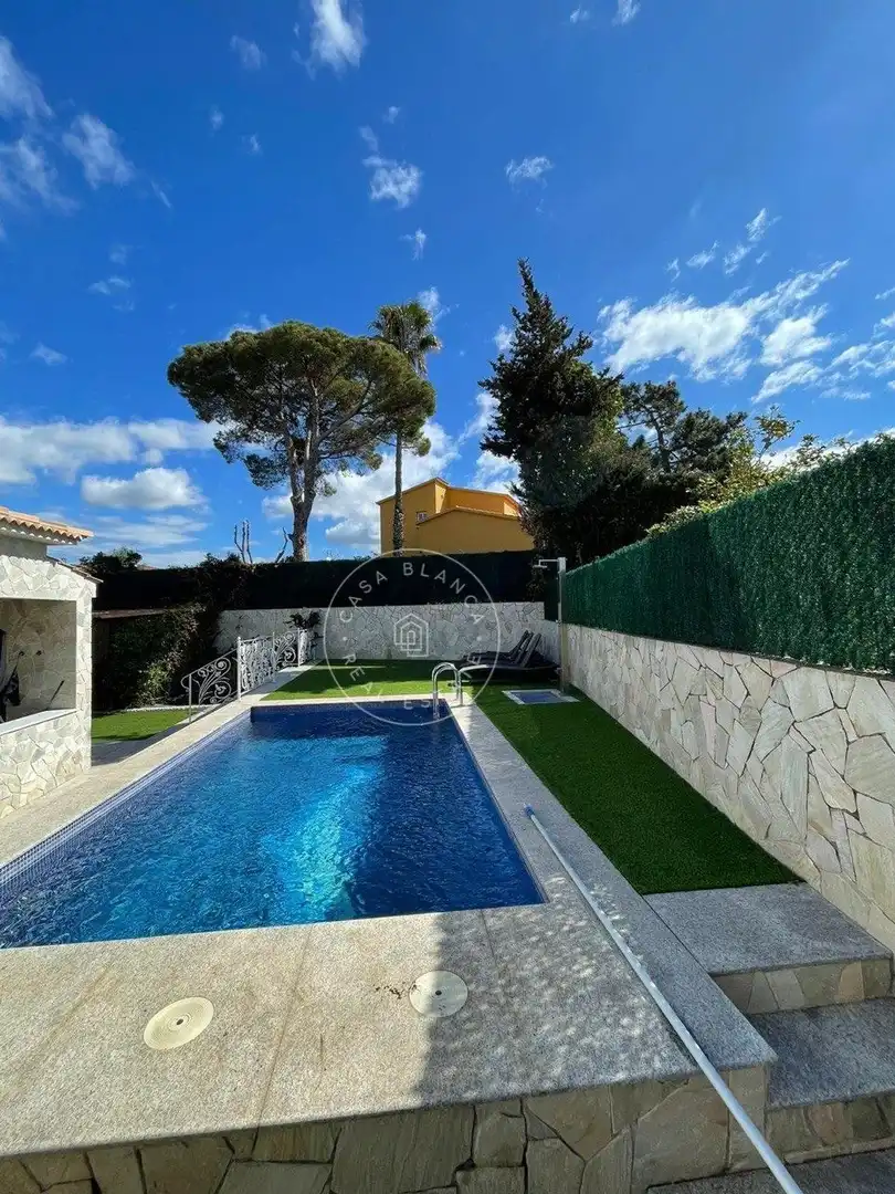 Schwimmbecken von Haus oder Chalet zum Verkauf in Lloret de Mar mit Klimaanlage, Privatgarten und Terrasse