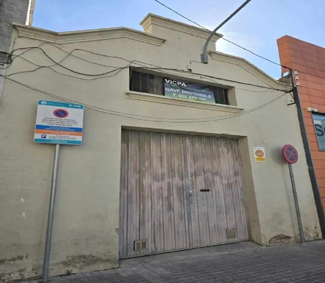 Außenansicht von Fabrikhallen zum Verkauf in L'Hospitalet de Llobregat mit Alarm