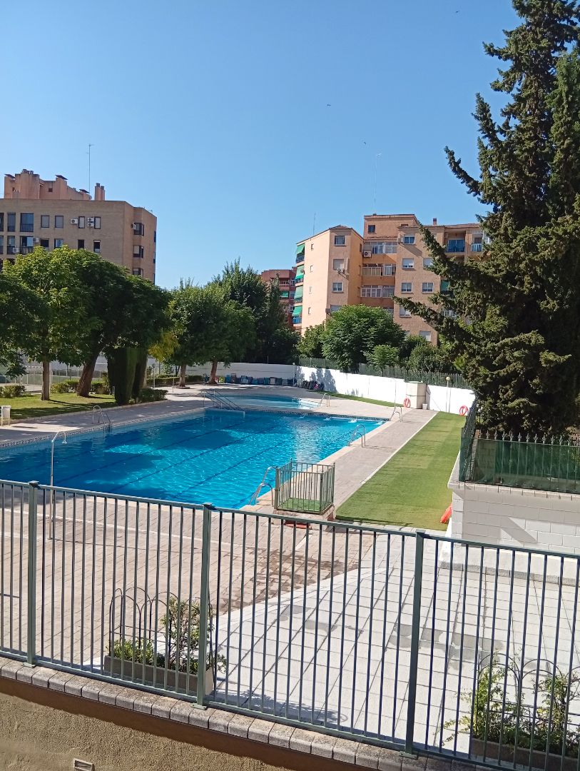 Piscina de Piso de alquiler en  Granada Capital con Aire acondicionado, Calefacción y Jardín privado
