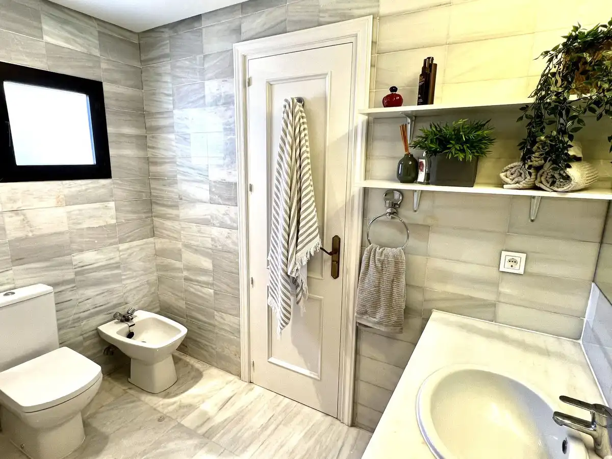 Baño de Dúplex de alquiler en Estepona con Aire acondicionado, Terraza y Trastero