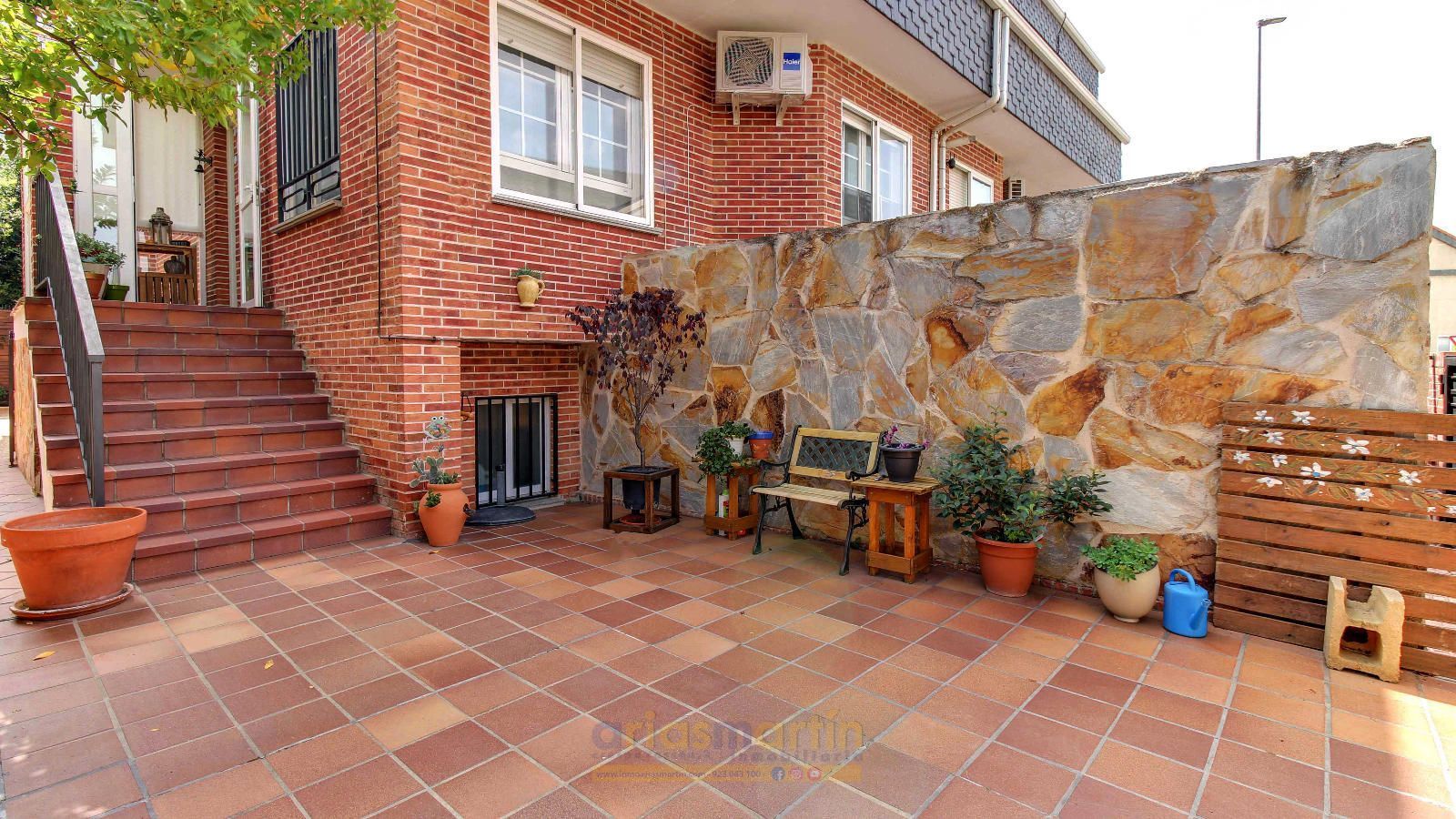 Terrassa de Casa adosada en venda en Villares de la Reina amb Aire condicionat, Calefacció i Jardí privat