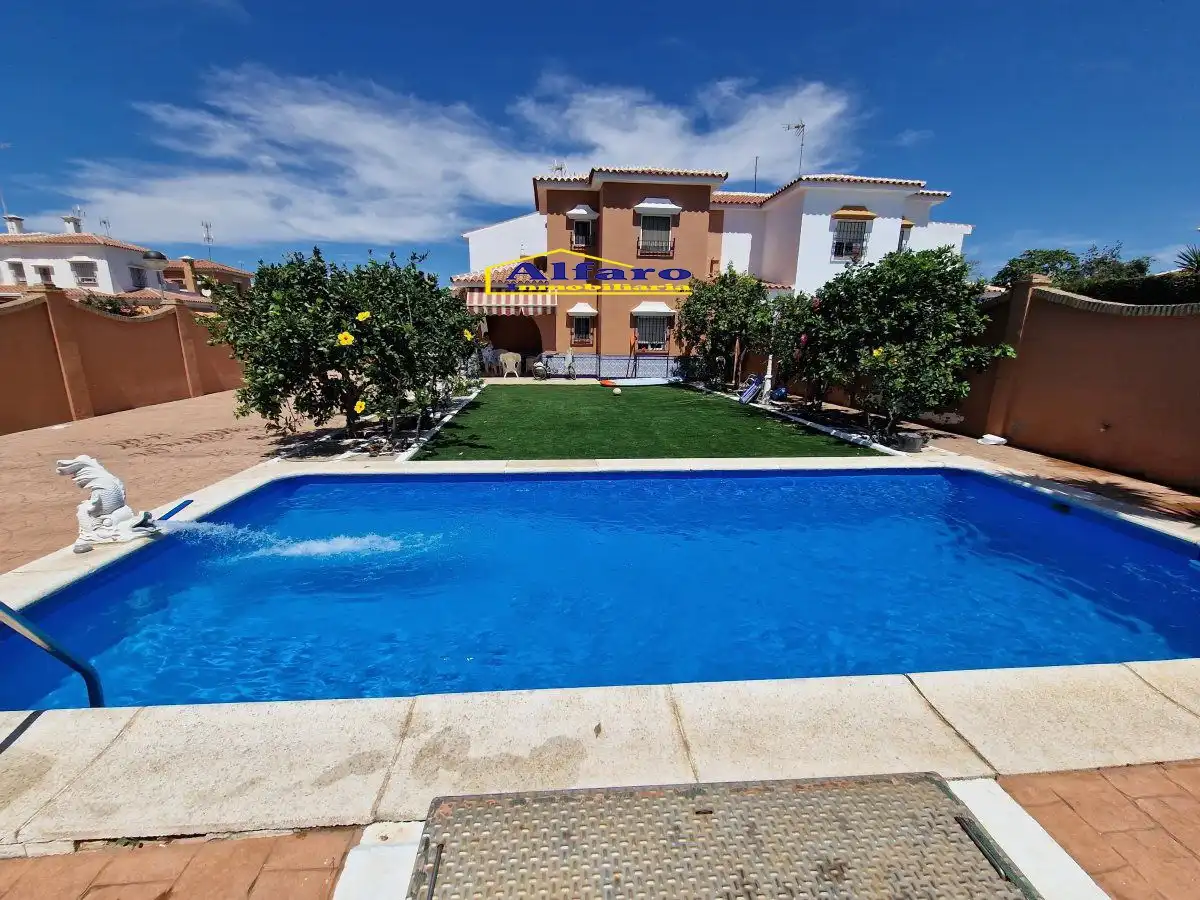 Chalet con piscina en venta en Matalascañas, imagen 2
