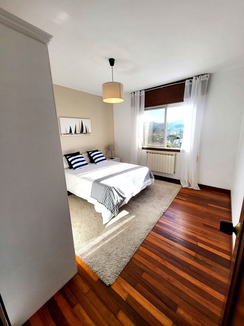 Dormitori de Casa o xalet en venda en Vigo  amb Calefacció, Jardí privat i Parquet
