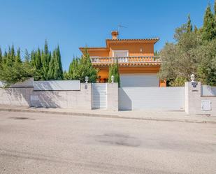 Vista exterior de Casa o xalet en venda en Llagostera amb Jardí privat, Terrassa i Piscina