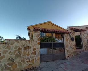 Vista exterior de Casa o xalet en venda en Cobisa amb Aire condicionat i Piscina