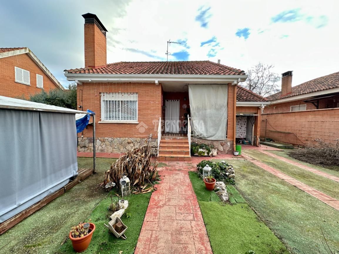 Vista exterior de Casa o chalet en venta en Pioz con Calefacción, Terraza y Piscina comunitaria