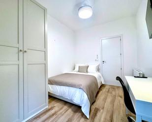 Dormitori de Apartament per a compartir en  Madrid Capital amb Moblat, Forn i Rentadora