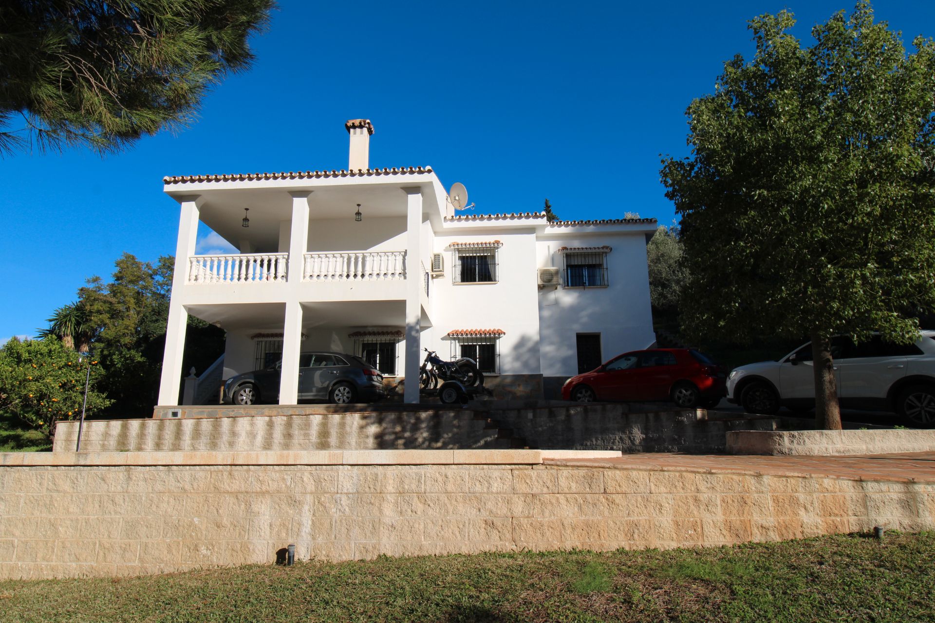 Vista exterior de Casa o xalet en venda en Alhaurín de la Torre amb Aire condicionat, Jardí privat i Terrassa