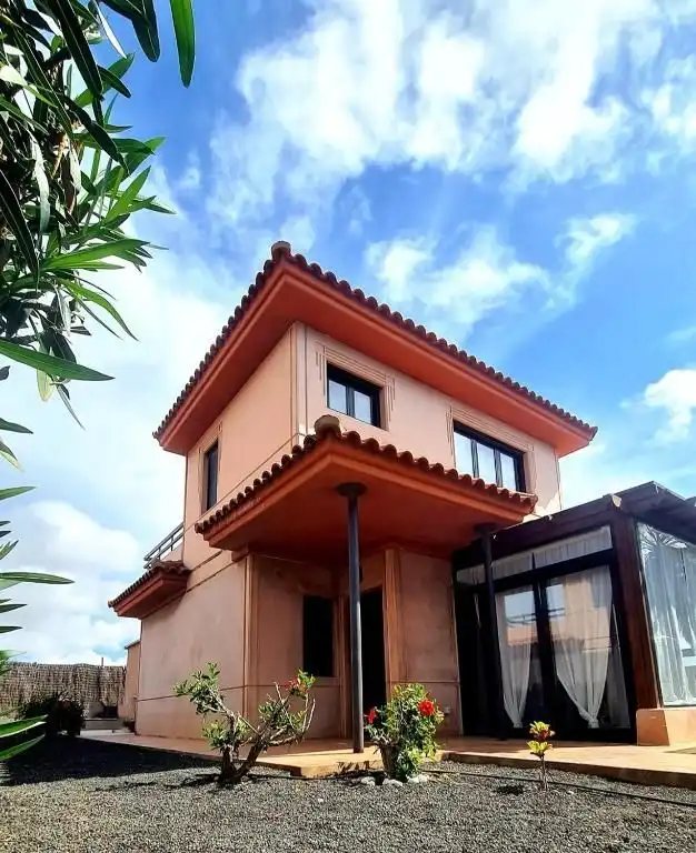 Vista exterior de Casa o xalet en venda en La Oliva amb Jardí privat i Piscina comunitària