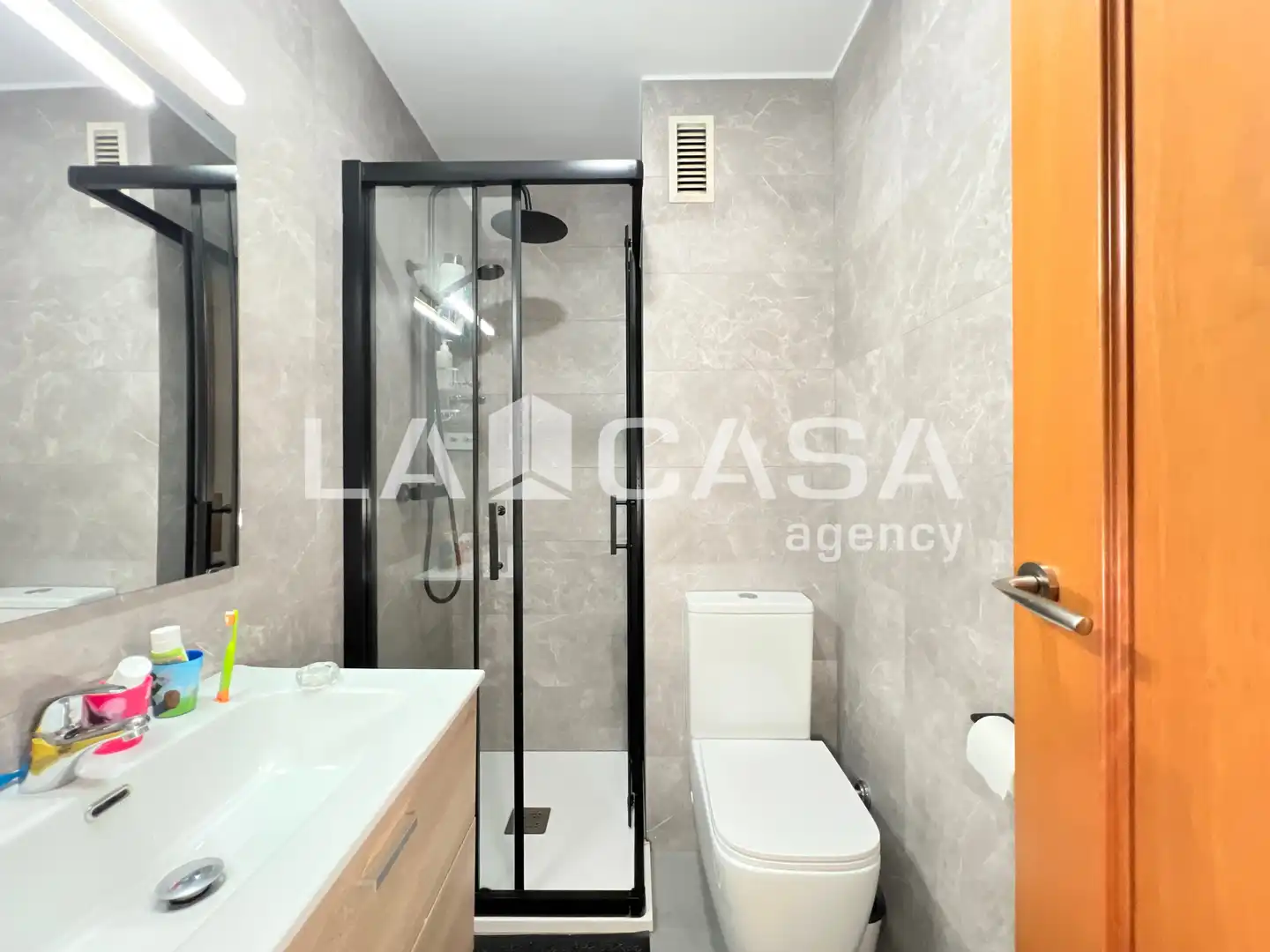 Badezimmer von Wohnung zum Verkauf in Badalona mit Heizung und Balkon
