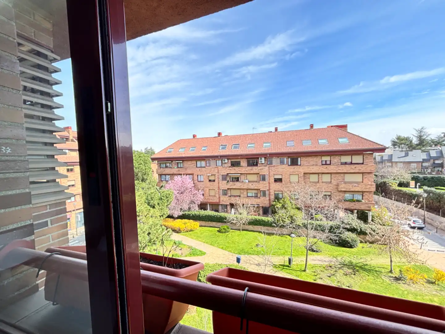 Außenansicht von Wohnung zum Verkauf in Majadahonda mit Klimaanlage, Heizung und Privatgarten