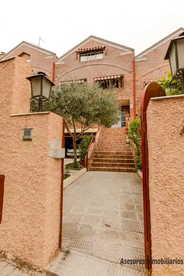 Außenansicht von Einfamilien-Reihenhaus zum Verkauf in Madrid mit Klimaanlage, Heizung und Privatgarten