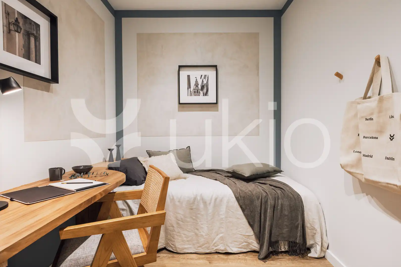 Dormitori de Apartament de lloguer en Barcelona amb Aire condicionat, Calefacció i Moblat