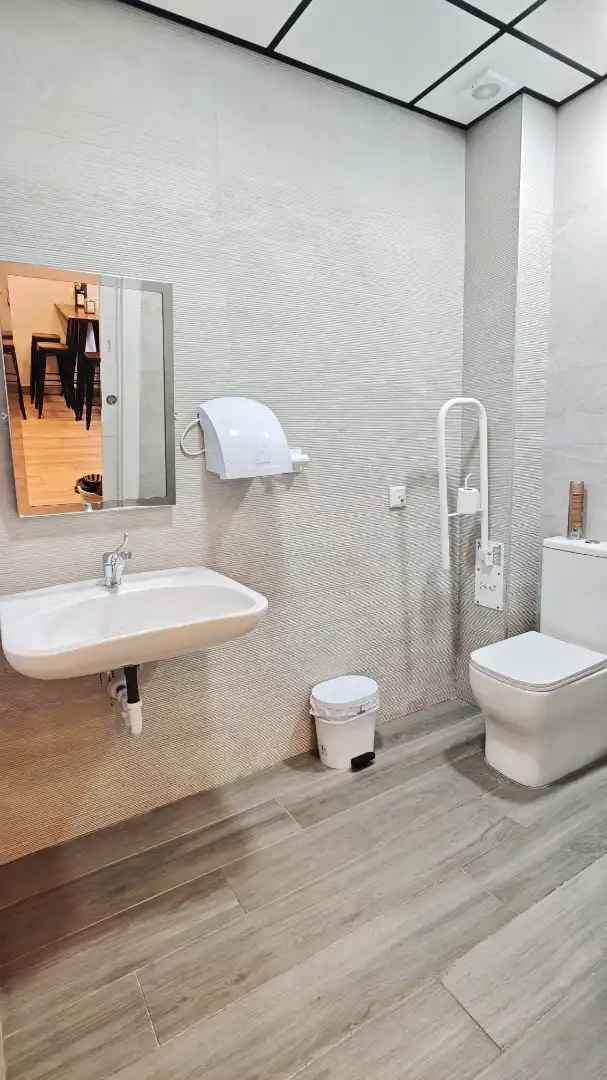 Baño de Local en traspaso en Madrid con Aire acondicionado, Amueblado y Alarma