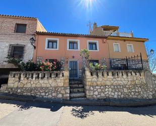Vista exterior de Casa adosada en venda en Torija amb Jardí privat