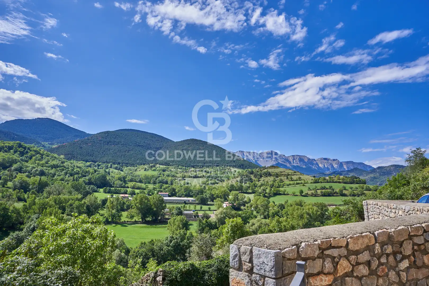 Vista exterior de Casa adosada en venda en Montellà i Martinet amb Calefacció, Parquet i Terrassa