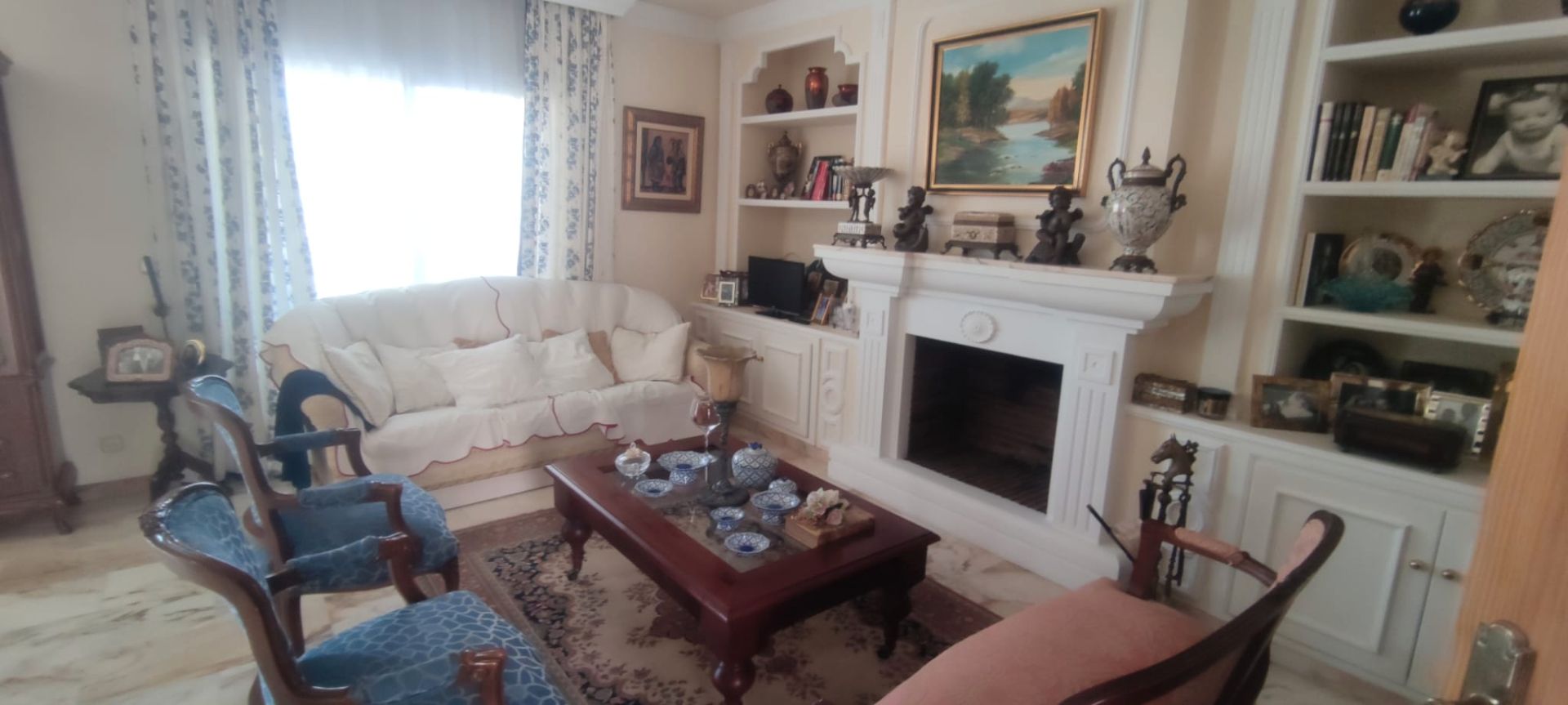 Sala d'estar de Casa o xalet en venda en Marbella amb Aire condicionat, Jardí privat i Terrassa