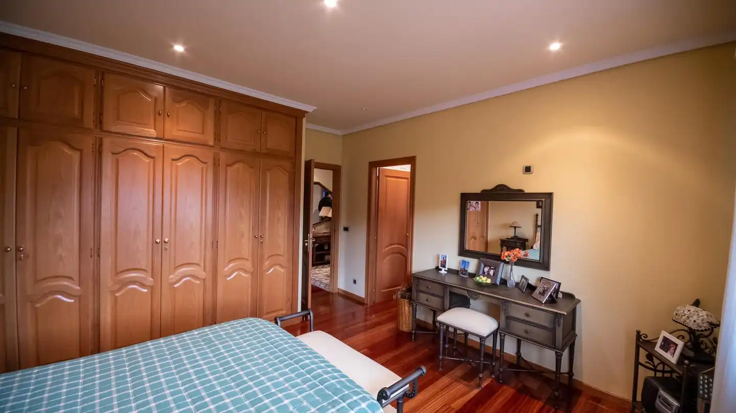 Dormitori de Casa o xalet en venda en Culleredo amb Jardí privat, Terrassa i Traster