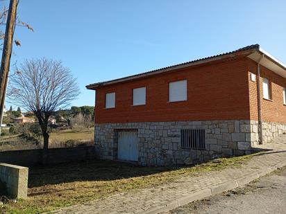 Vista exterior de Casa o xalet en venda en Robledo de Chavela amb Jardí privat