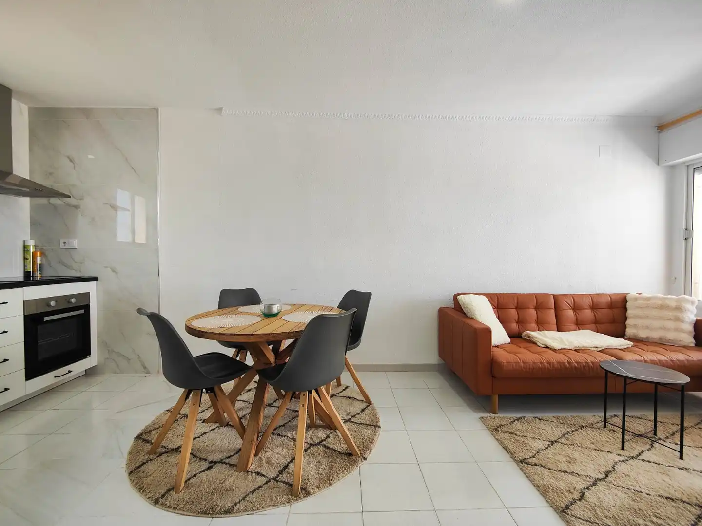 Esszimmer von Einfamilien-Reihenhaus zum Verkauf in Torrevieja mit Klimaanlage, Privatgarten und Terrasse
