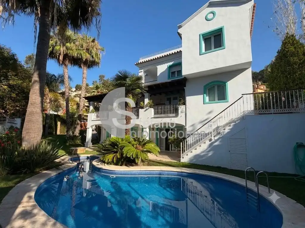 Vista exterior de Casa o xalet en venda en Málaga amb Aire condicionat, Jardí privat i Parquet