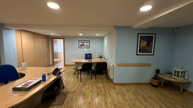 Oficina en Alquiler en Avenida Vena en Reyes Católicos